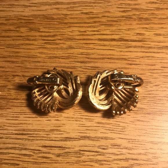 Vintage Trifari gold tone earrings - Picture 3 of 4